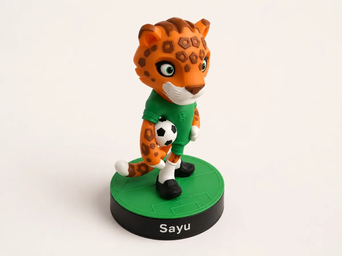 Miniatura Sayu con balón y base de cancha