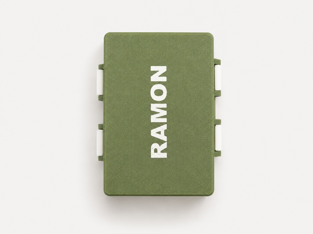 Cajita verde oliva con el nombre RAMON personalizado