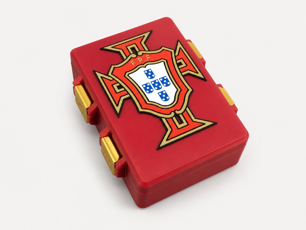 Cajita roja con emblema de Portugal en relieve